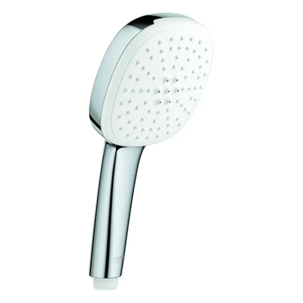 Handbrause mit ovalem Kopf und glattem Griff in Chrom von Grohe. Die Brause hat eine Reihe von Düsen und zwei einstellbare Strahlarten.