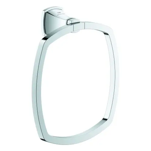 Ein chromfarbener Handtuchring von Grohe mit einem quadratischen, minimalistischen Design, montiert an einer Wand.