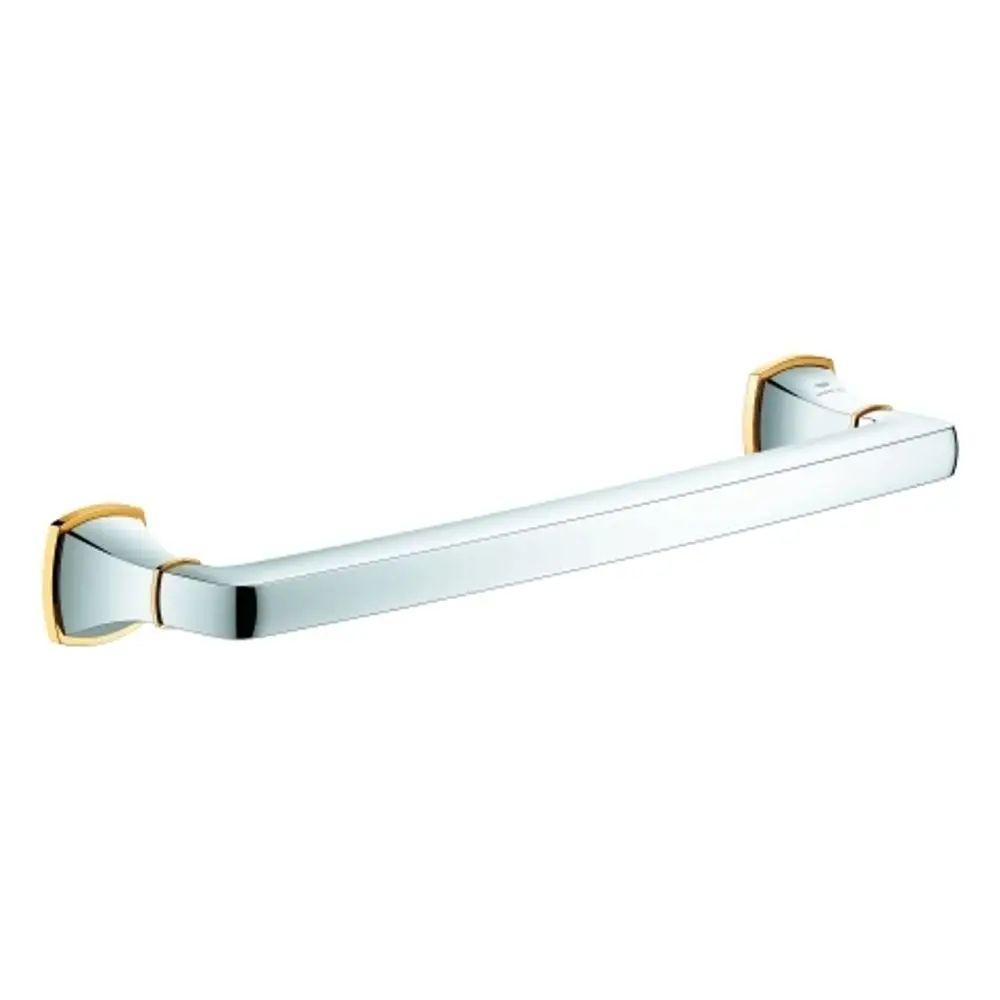 Grohe Wannengriff in chrom/gold mit gerader Form und geschwungenen Enden, montiert auf zwei quadratischen Halterungen.