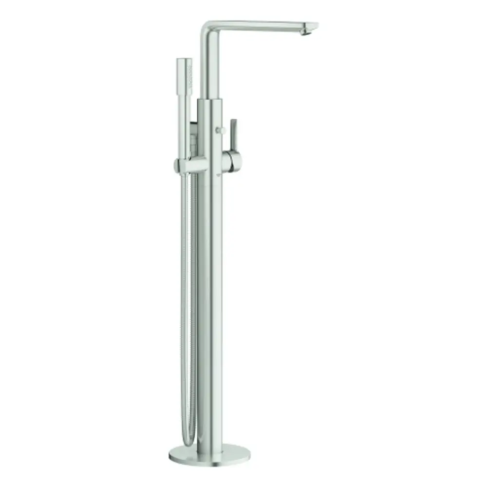 Freistehende Badewannenarmatur mit Handbrause und schwenkbarem Auslauf in einem modernen Design. Die Armatur ist aus Edelstahl und hat eine glatte Oberfläche. Marke Grohe.