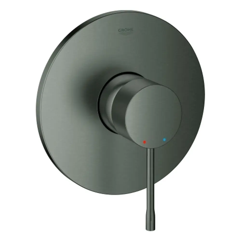 Grohe Brausebatterie in mattem Schwarz mit einem runden Bedienknopf und einem Auslassrohr. Rot- und blaue Markierungen für heißes und kaltes Wasser sind sichtbar.