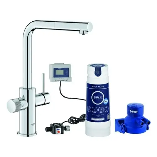 Grohe-Wasserhahn mit einer digitalen Steuerungseinheit, einem blauen Wasserfilter und einer Pumpe. Alles in einem modernen, chromfarbenen Design.