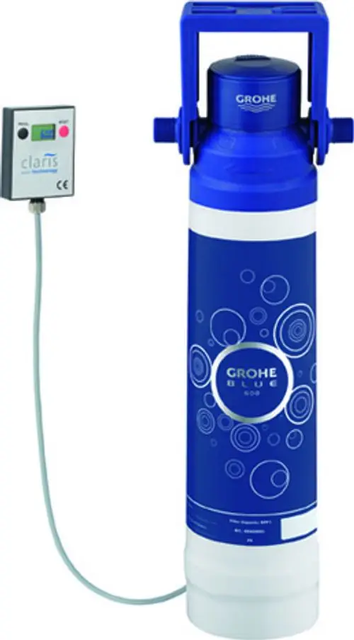 Grohe Wasserfilter in blauer Farbgebung mit einem digitalen Display zur Überwachung. Der Filter ist für stark kalkhaltiges Wasser konzipiert.