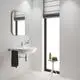 Weißes Wand-Waschbecken mit klaren Linien von Grohe, kombiniert mit einem verchromten Wasserhahn und einem vereinfachten Handtuchhalter. Helle, moderne Badumgebung mit Fenster.