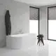 Badezimmer mit ovaler freistehender Badewanne, Grohe Wasserhahn und einem Holzstuhl, auf dem gefaltete Handtücher liegen, sowie großen Fenstern mit Jalousien.