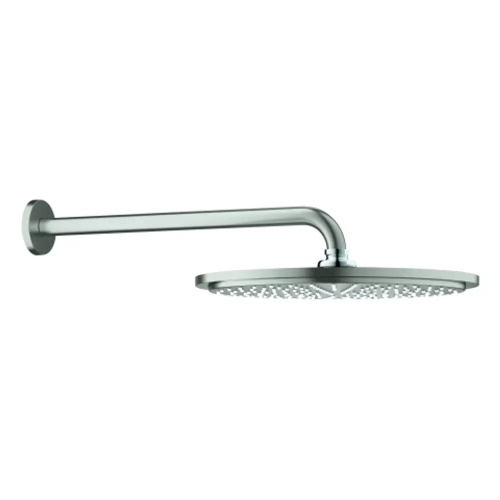 Grohe Kopfbrause mit flacher, runder Duschfläche und einem langen, gebogenen Brausearm in einem neutralen Farbton, montiert an einer Wand.