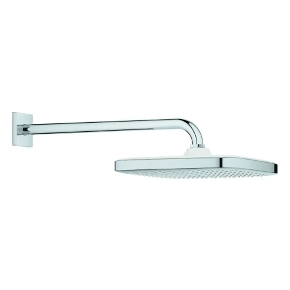 Grohe Duschkopf mit quadratischer Kopfbrause, montiert an einem langen, verchromten Brausearm, der an einer Wandhalterung befestigt ist.