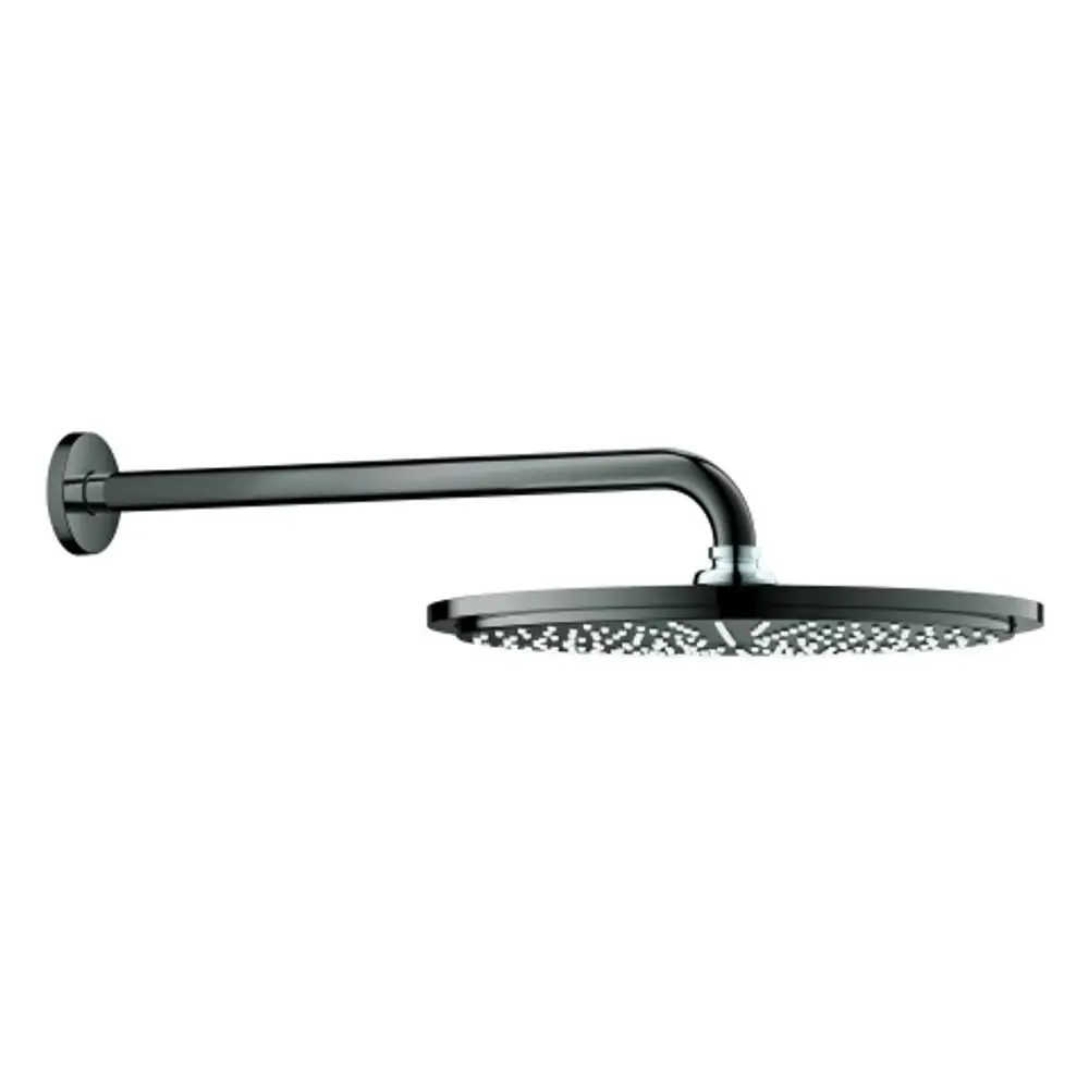 Grohe Kopfbrause mit länglichem, flachem Duschkopf und gebogenem Brausearm, montiert an einer Wand. Die Oberfläche ist in einer dunklen Farbe gehalten.