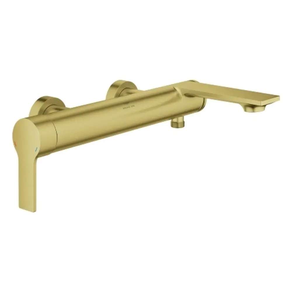 Wandmontierte Badezimmerarmatur in gebürstetem Goldton, hergestellt von Grohe, mit zwei hebelartigen Griffen für Warm- und Kaltwasser.