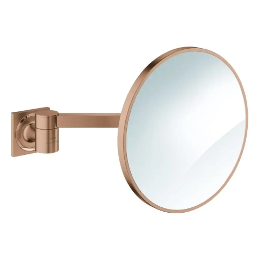 Wandmontierter Kosmetikspiegel in warmer Farbgebung mit rundem Spiegelglas und einem drehbaren Arm. Entwurf von Grohe für Badezimmeranwendungen.