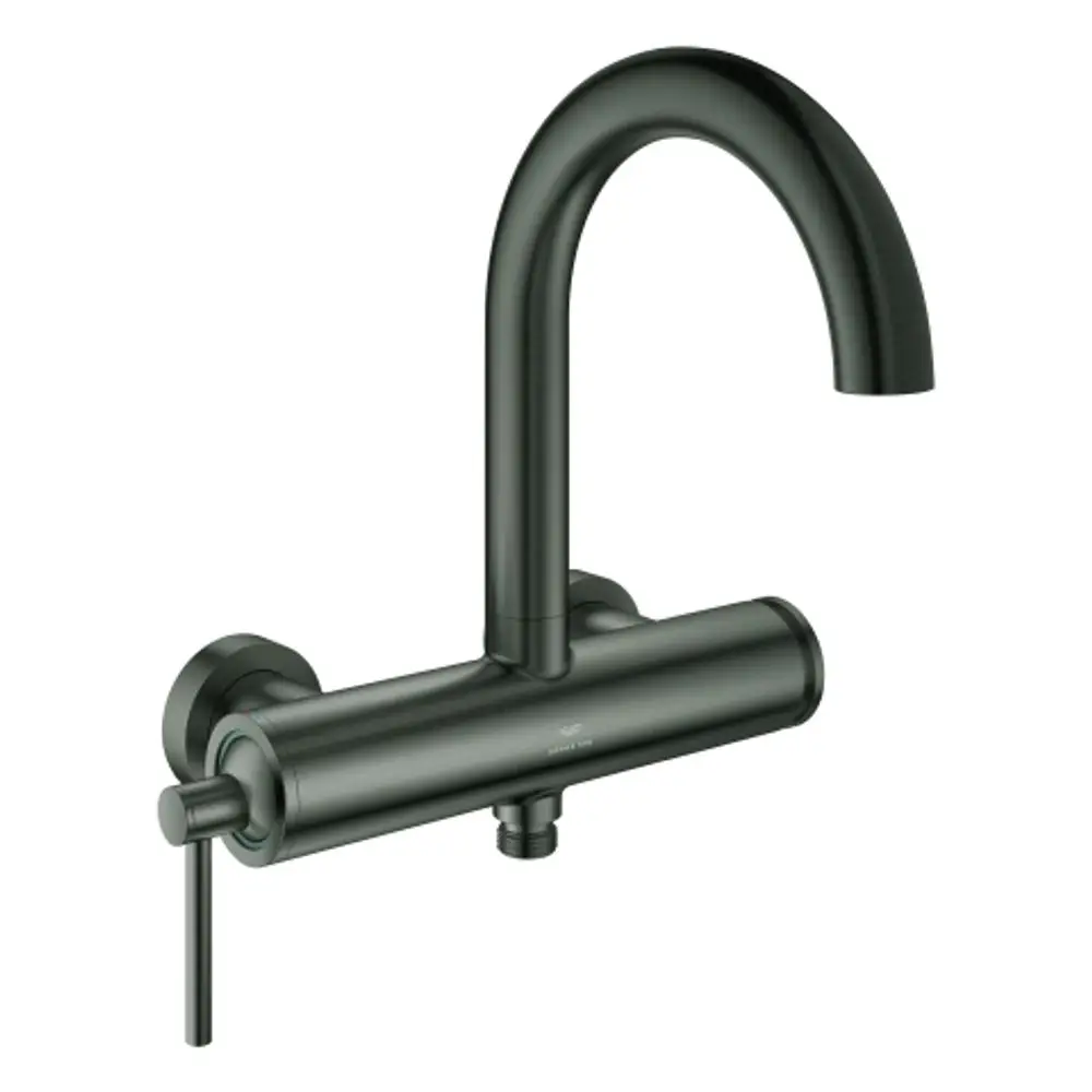 Grohe Einhand-Wannenbatterie in mattem Schwarz mit einem geschwungenen Auslauf. Montage erfolgt wandhängend, mit einem seitlichen Hebel zum Regulieren des Wasserflusses.