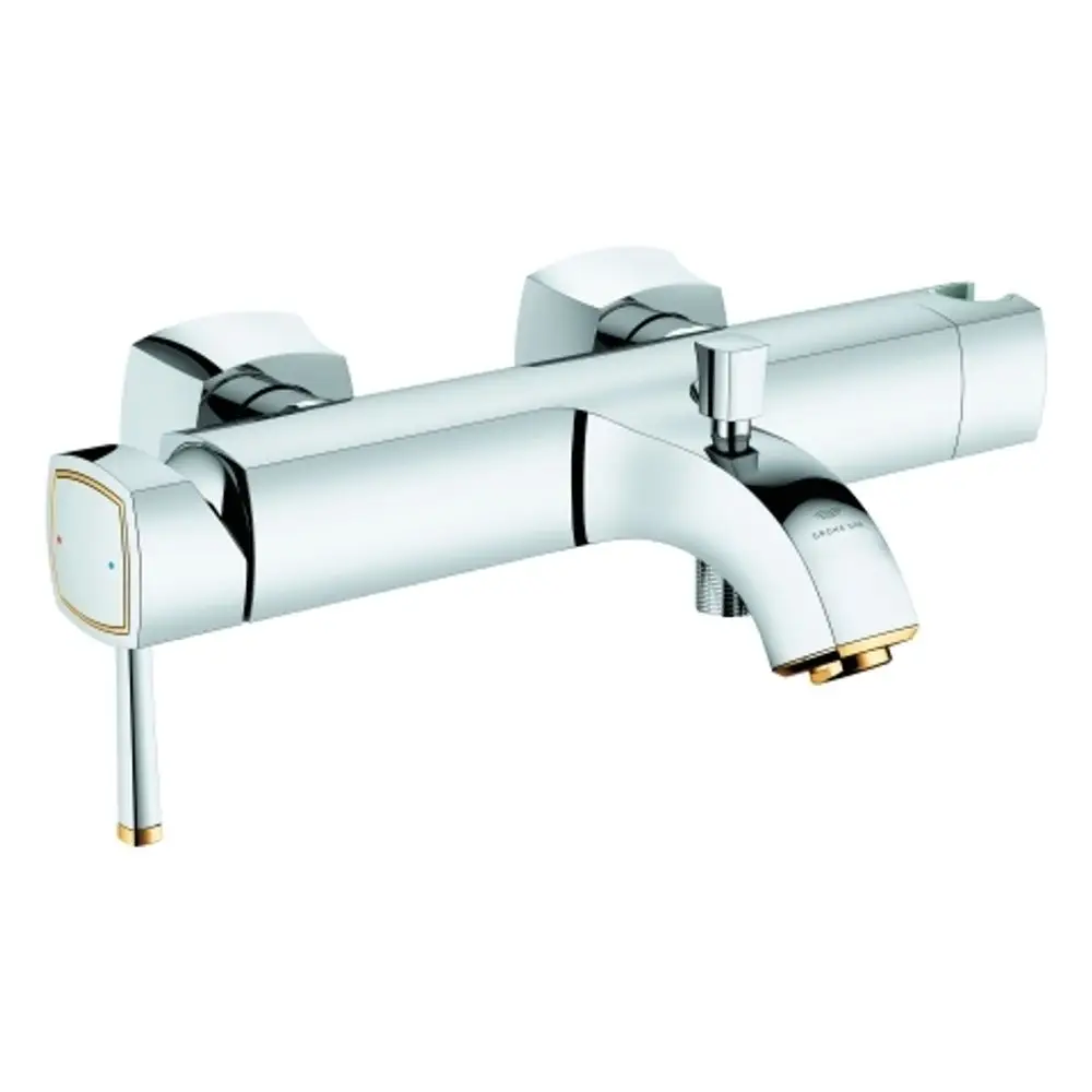 Wannenbatterie in Chrom mit goldenen Akzenten, wandmontiert, mit einer zentralen Steuerung und zwei seitlichen Reglern. Produkt von Grohe.
