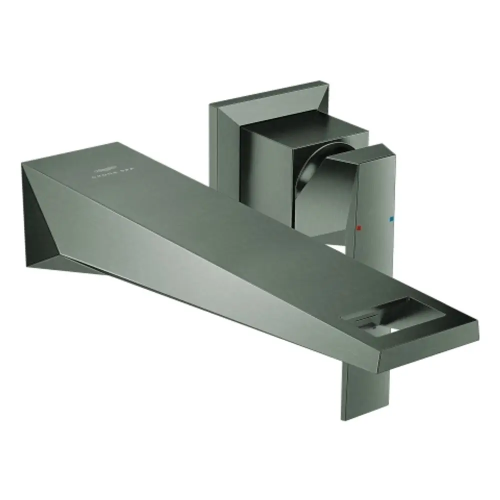 Wandmontierte Grohe Armatur mit schrägem Auslauf in dunkelgrauem Finish. Der Korpus ist eckig, mit einem Bedienhebel für Temperatur- und Wassermengenregulierung.