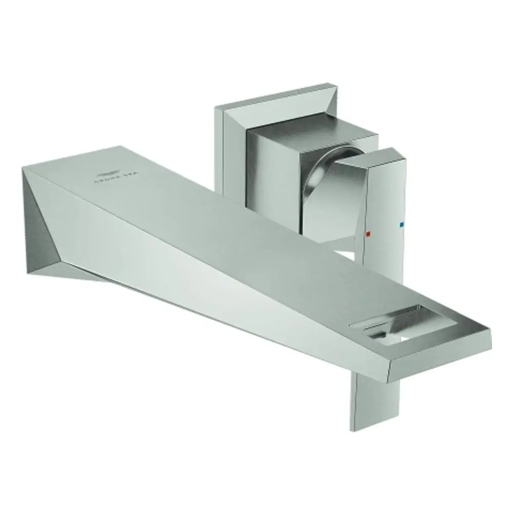 Wandmontierter Grohe Wasserhahn mit eckigem Auslauf und einem Bedienhebel in Flächenstahl-Optik an einer Wand.
