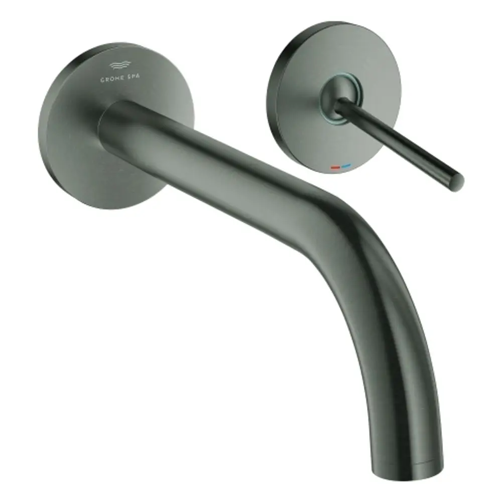 Wandbatterie in mattem Schwarz von Grohe mit langem Auslauf und seitlichem Bedienhebel. Die Gestaltung ist modern und schlicht mit einem klaren, funktionalen Design.