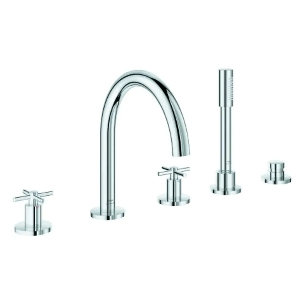 Fünfteilige Wannen-Kombination mit chromfarbener Oberfläche und Kreuzgriffen von Grohe, bestehend aus einem Wasserhahn und zwei Bedienelementen.