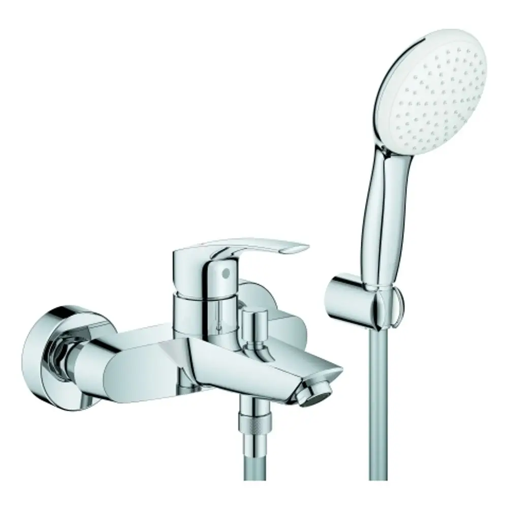 Grohe Wandmontage-Wannenbatterie mit einem Einhebelmischer und einer Handbrause. Das Set enthält auch einen Wandhalter und ist in Chromfarbe gehalten.