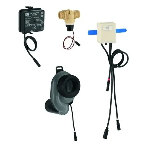 Vier elektronische Komponenten, darunter ein Temperatursensor von Grohe, ein Trafo und weitere Teile mit Kabeln für eine Urinalinstallation.