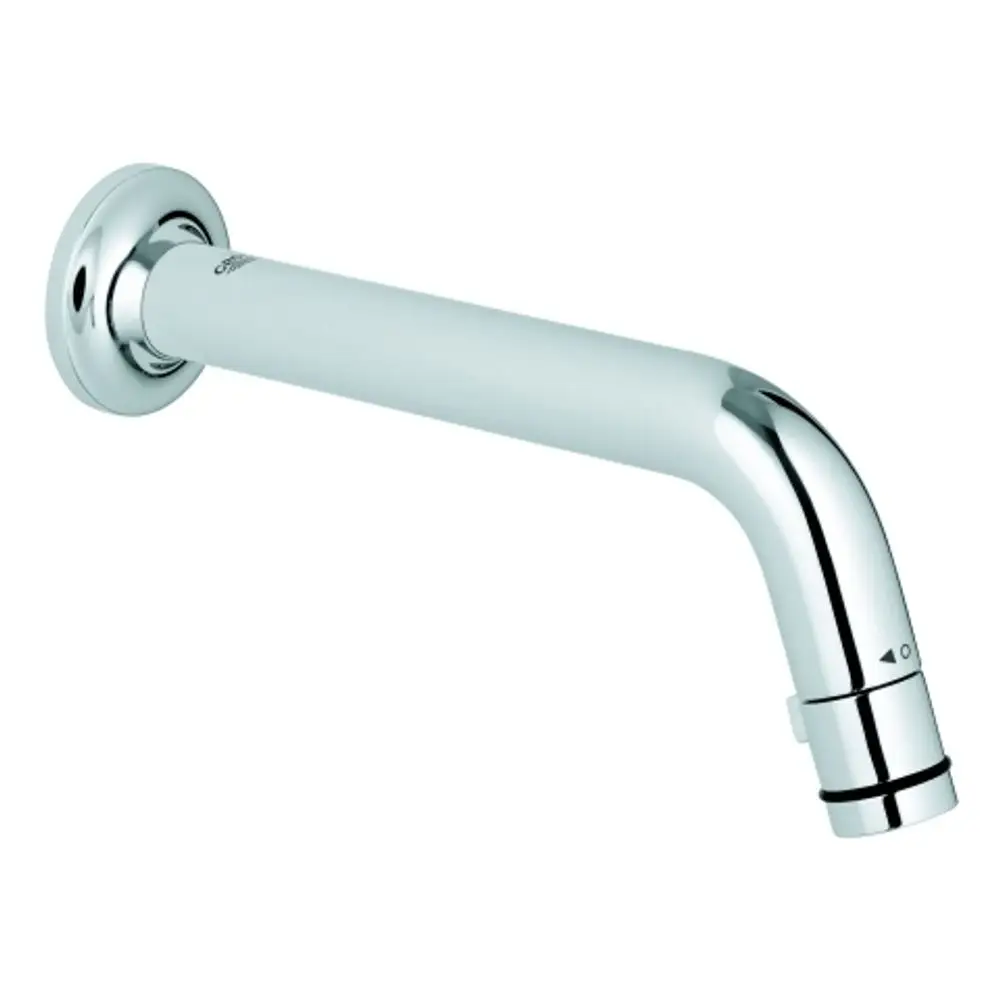 Chromfarbener Wandauslauf von Grohe mit gebogenem Auslauf, montiert an einer runden Wandplatte. Der Wasserfluss wird durch ein integriertetes Ventil reguliert.