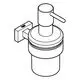 Seifenspender in Chrom-Optik mit Halter, installiert an einer Wand. Das Produkt gehört zur Grohe Essentials Cube Serie und hat eine moderne, klare Formen.