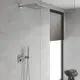 GROHE Unterputzmischer mit eckigem Design, montiert an einer hellen Wand. Der Mischer verfügt über einen Handbrauseanschluss und eine Kopfbrauseoberfläche.