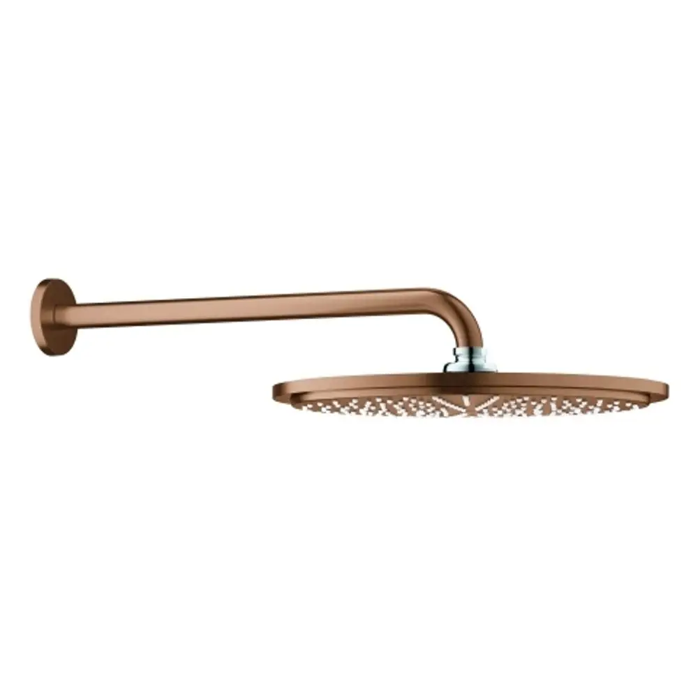 Brausearm in warmem Sunset-Finish mit einer runden Kopfbrause von Grohe, montiert an einer Wand. Die Brause hat ein schlichtes Design und gleichmäßige Düsen.