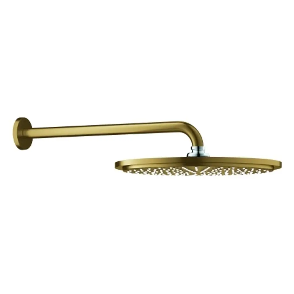 Goldfarbene GROHE Kopfbrause mit breitem, rundem Duschkopf und einem schmalen, gebogenen Brausearm. Die Montage erfolgt an der Wand.