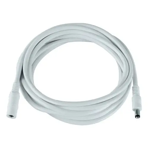 Ein weißes Kabel mit Steckverbindern an beiden Enden, das für die Verbindung elektrischer Geräte verwendet wird.