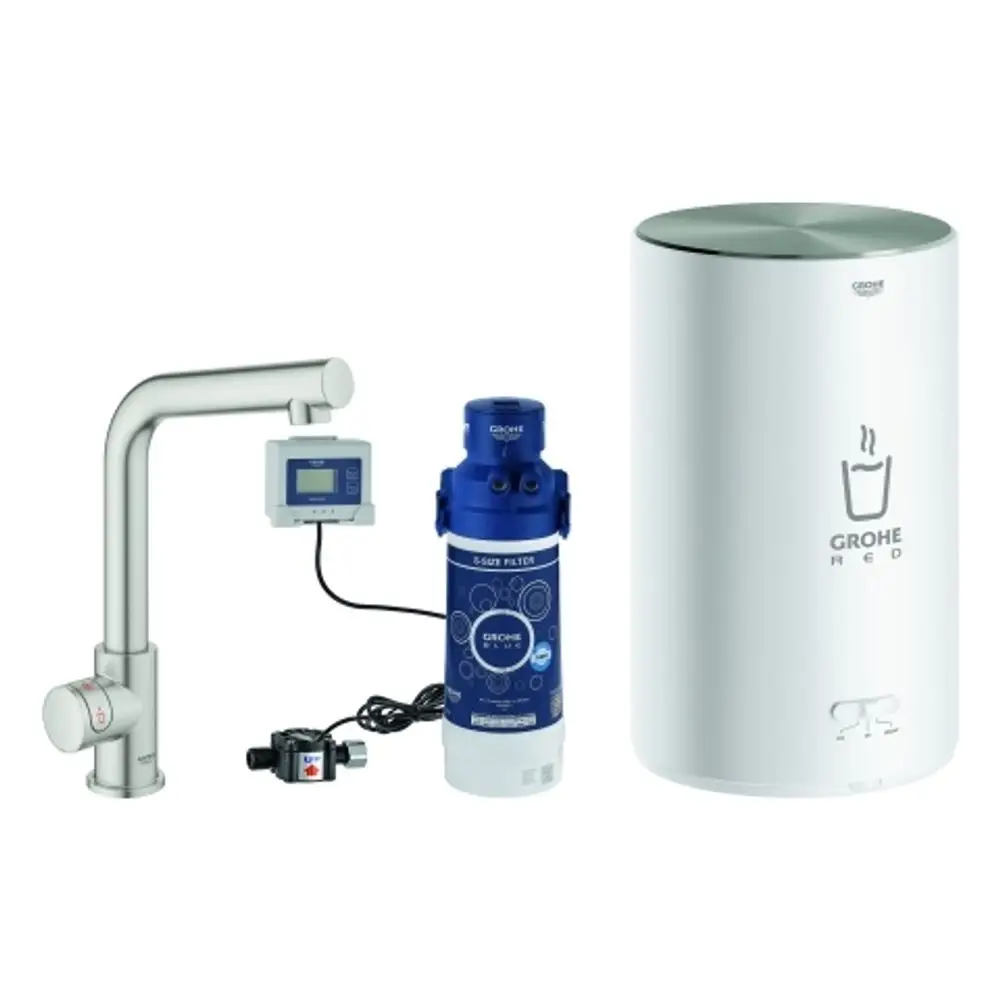 Ein Grohe Wasserhahn mit separatem Auslauf, verbunden mit einem blauen Wasserfilter und einem weißen Boiler, die zusammen für heißes Wasser genutzt werden.