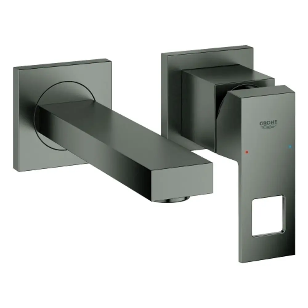 Wandmontierte Grohe Armatur in mattem Schwarz mit einem rechteckigen Auslauf und einem separaten Bedienelement zur Steuerung von Wasserfluss und Temperatur.