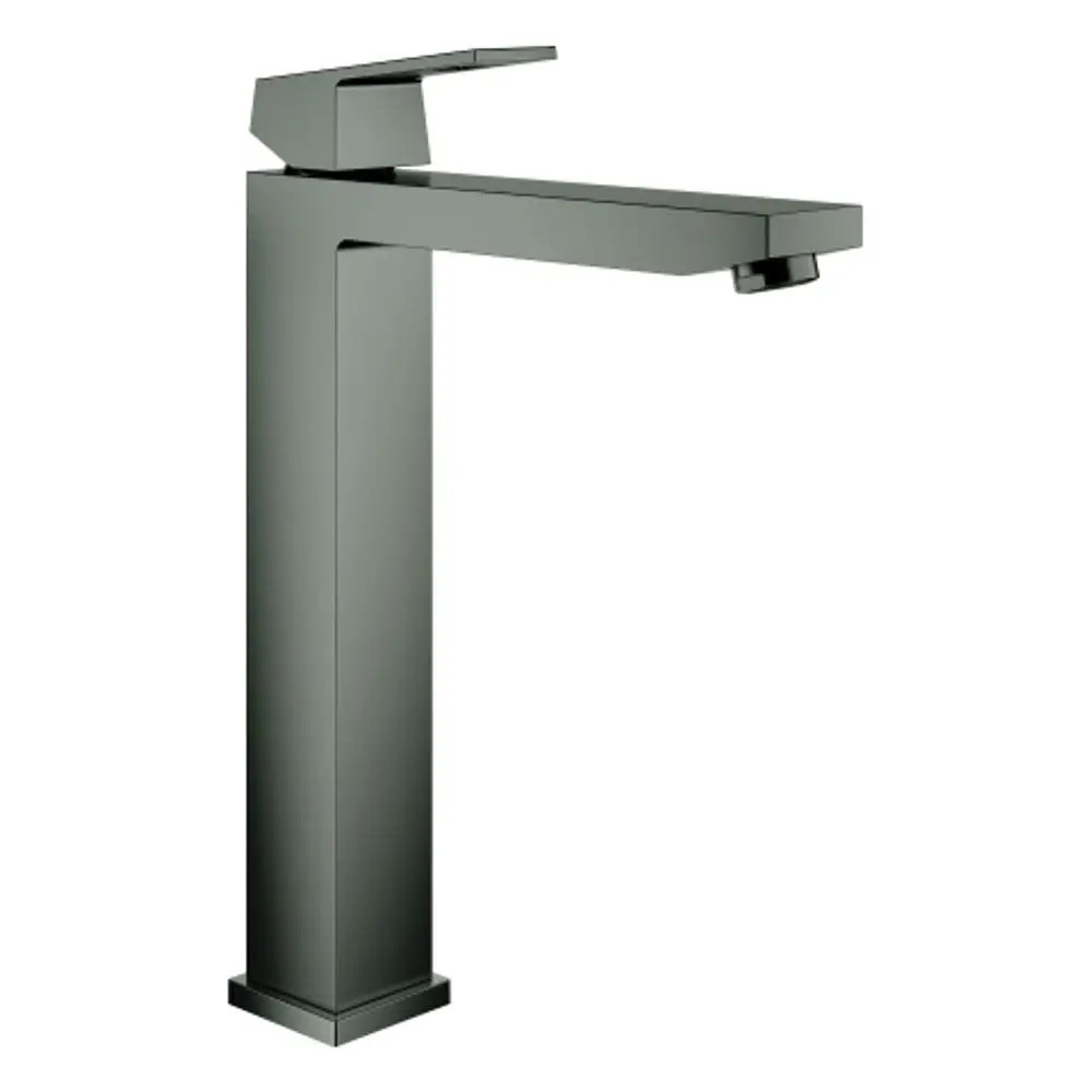 Schwarze Waschbeckenarmatur von Grohe mit rechteckigem Design und flachem Auslauf. Die Oberfläche ist gebürstet und modern.