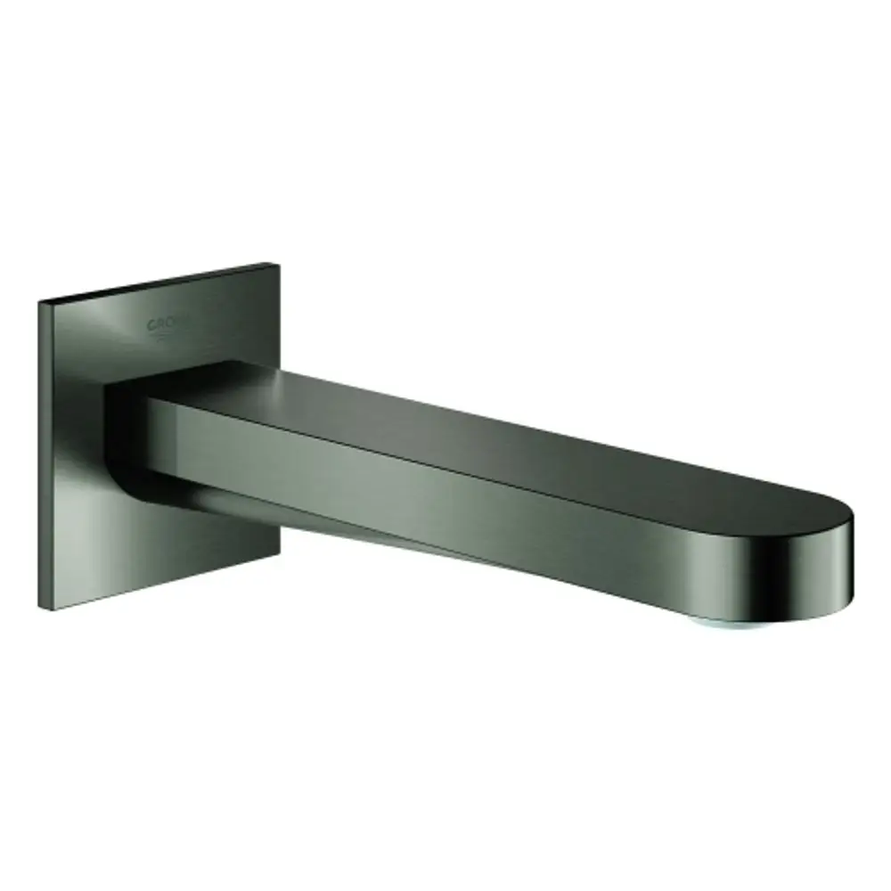 GROHE Wanneneinlauf mit gerader Wasserführung in matter, dunkelgrauer Optik, montiert an einer Wandplatte mit quadratischem Grundriss.