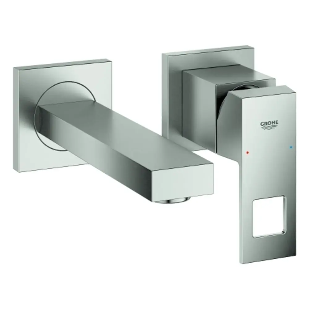 Wandmontierter Grohe Wasserhahn mit rechteckigem Auslauf und quadratischem Bedienhebel in mattem Edelstahl-Finish. Gestaltung in moderner Optik.