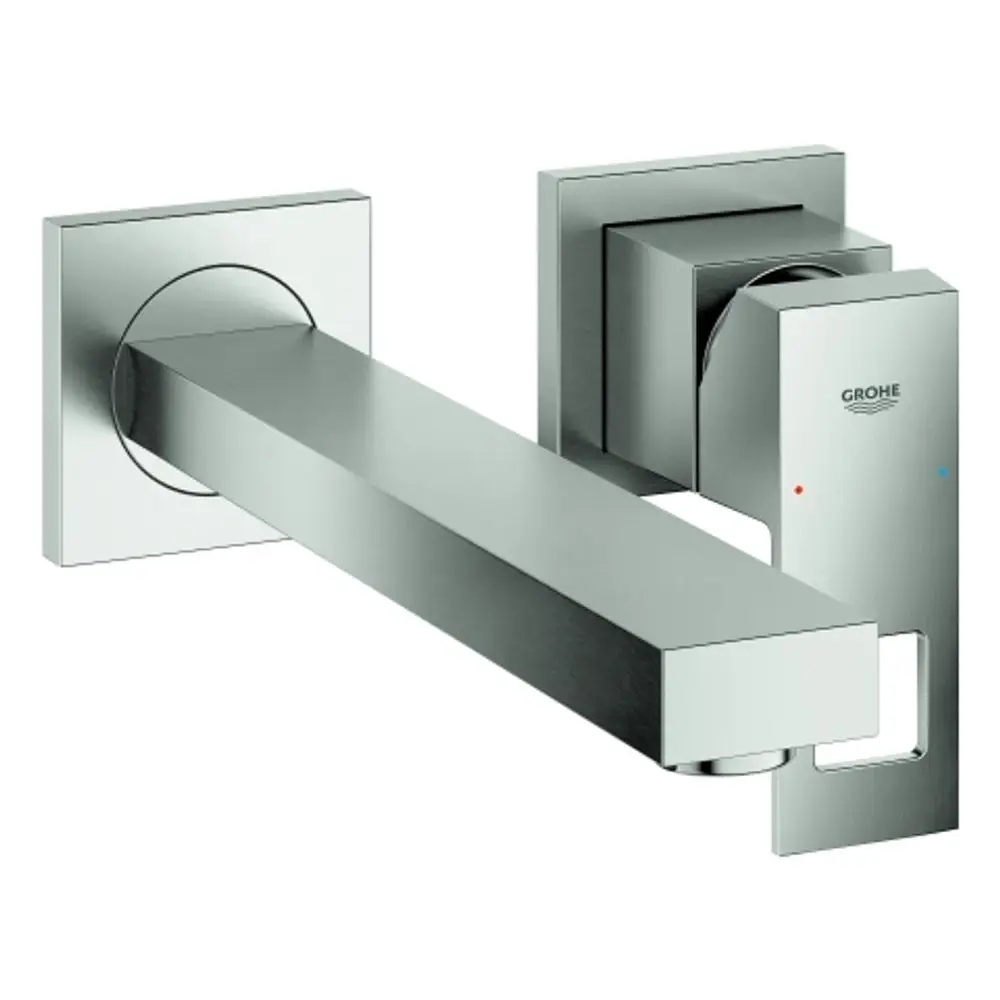 Wandbatterie in Edelstahloptik von Grohe mit zwei Bedienelementen, quadratischer Form und einem langen, gerade geformten Auslauf.