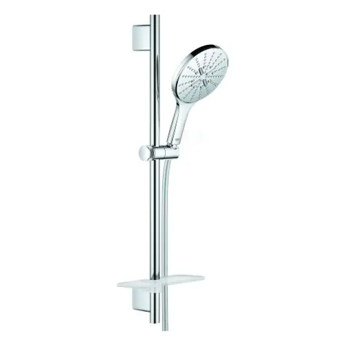 Grohe Brausestangenset mit Handbrause, verstellbarer Halterung, flexibler Schlauch und Ablagefläche, montiert an einer senkrechten Stange in chromfarbener Ausführung.