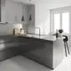 Grohe Küchenarmatur mit ausziehbarem Auslauf, montiert an einer modernen Küchenarbeitsfläche, ergänzt durch eine elegante Spülbrause und minimalistische Elemente.