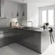 Moderne Küchenszene mit einem GROHE Wasserhahn, der über eine Spülbrause verfügt. Der Spültisch ist schmal und bietet Platz für einige Utensilien und eine Pflanze.