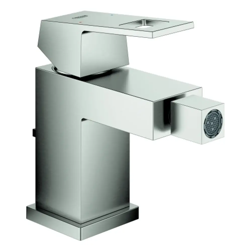 Grohe Bidetarmatur mit einem modernen Design aus Edelstahl, ausgestattet mit einer Zugstangen-Ablaufgarnitur und einem rechteckigen Auslauf.