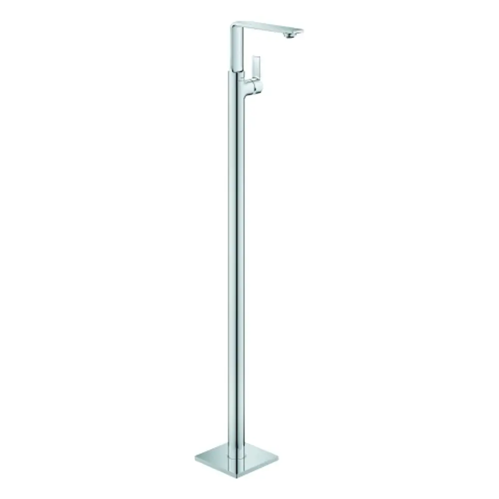 Stehende, elegante Armatur für die Badewanne aus chromfarbenem Material mit einem quadratischen Sockel und schlanker, hoher Profilform von Grohe.