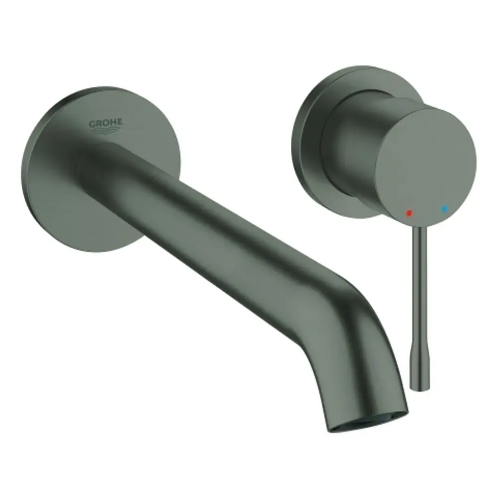 GROHE Wandarmatur mit ausgezogenem Auslauf und einem Bedienhebel. Farbe in gebürstetem Graphit. Montiert auf einer Wand mit runden Abdeckplatten.