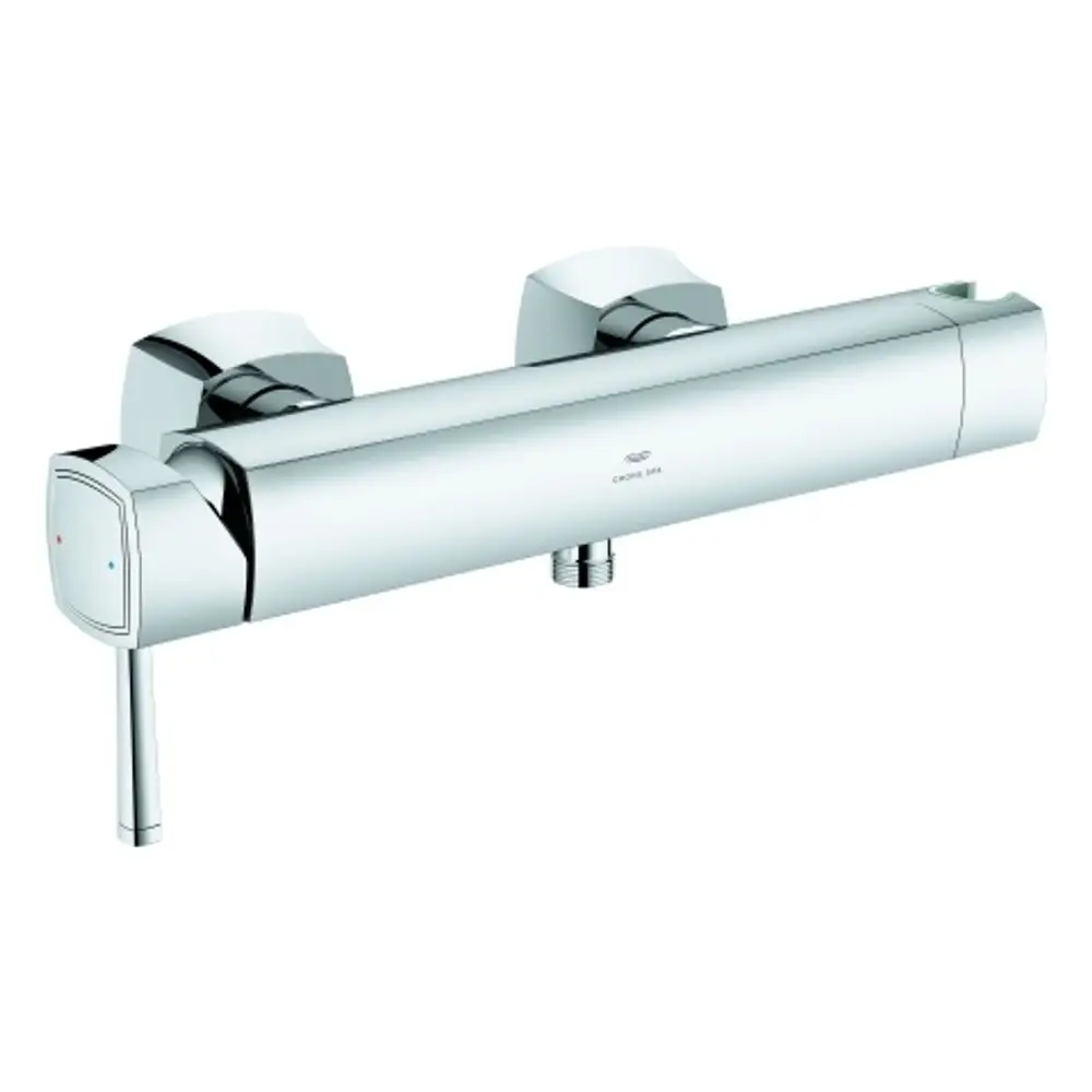 Wandmontierte Einhand-Brausebatterie von Grohe in verchromtem Finish, mit zwei Reglern für Temperatur und Durchfluss, sowie einem schlanken Hebel zur Bedienung.
