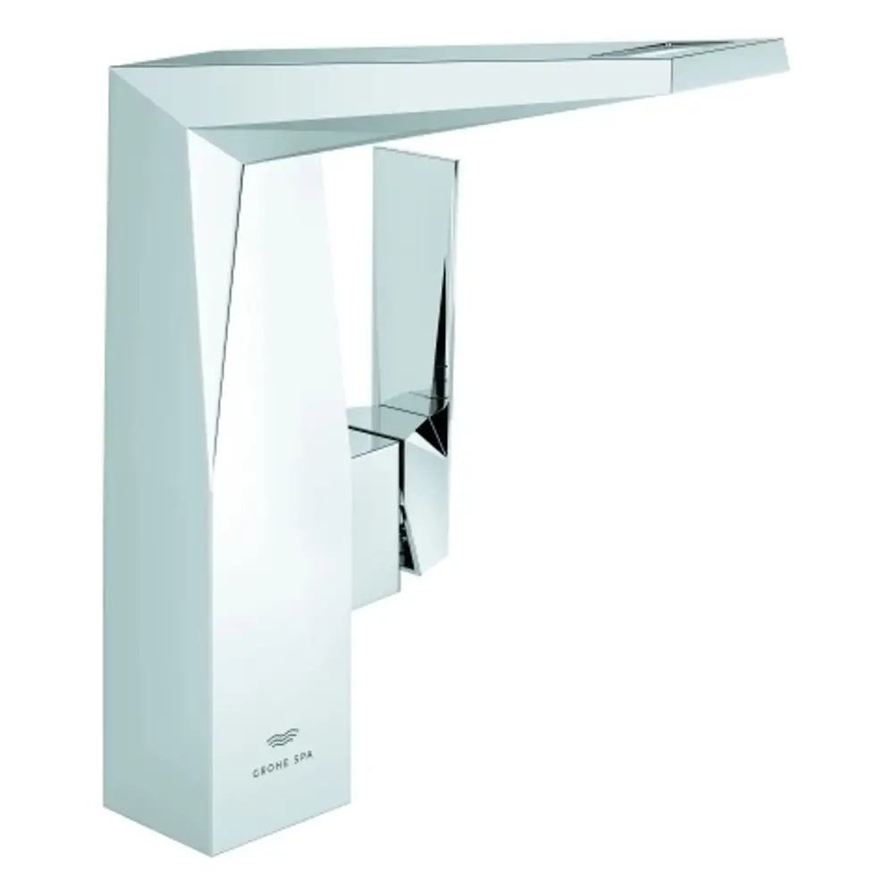 Ein chromfarbener Wasserhahn von Grohe mit einem klaren, geometrischen Design. Die Oberfläche ist glatt und reflektiert Licht, was ihm einen modernen Look verleiht.