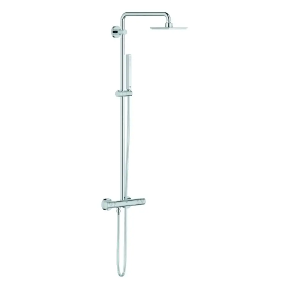 Chromfarbenes Duschsystem von Grohe mit Thermostatbatterie, bestehend aus einer Kopf- und Handbrause sowie der dazugehörigen Halterung an einem senkrechten Profilrohr.