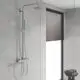 Grohe Duschsystem an der Wand montiert, bestehend aus einer Kopfbrause und einer Handbrause. Sichtbare Thermostatbatterie und Duschschlauch. Glatte, verchromte Oberfläche.