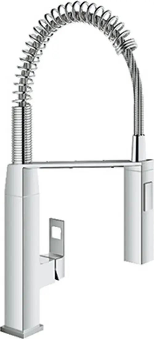 Chromfarbige Küchenarmatur mit flexibler Ausziehbrause und Quellenschwenkfunktion, hergestellt von Grohe. Design mit klaren Linien und funktionaler Handhabung.