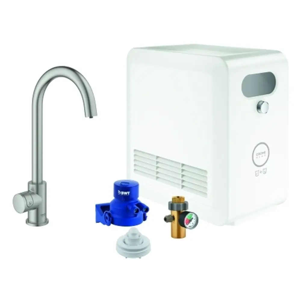 GROHE Wasserfiltergerät in weißem Gehäuse mit einem metallischen Wasserhahn, einem blauen Pumpenelement und weiteren Zubehörteilen auf einer Oberfläche.