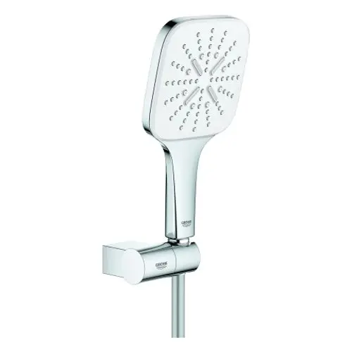 Hochwertiger Grohe Duschkopf mit quadratischer Kopfplatte und ergonomischem Griff, montiert an einer Wandhalterung. Ausführung in Chrom und weiß.