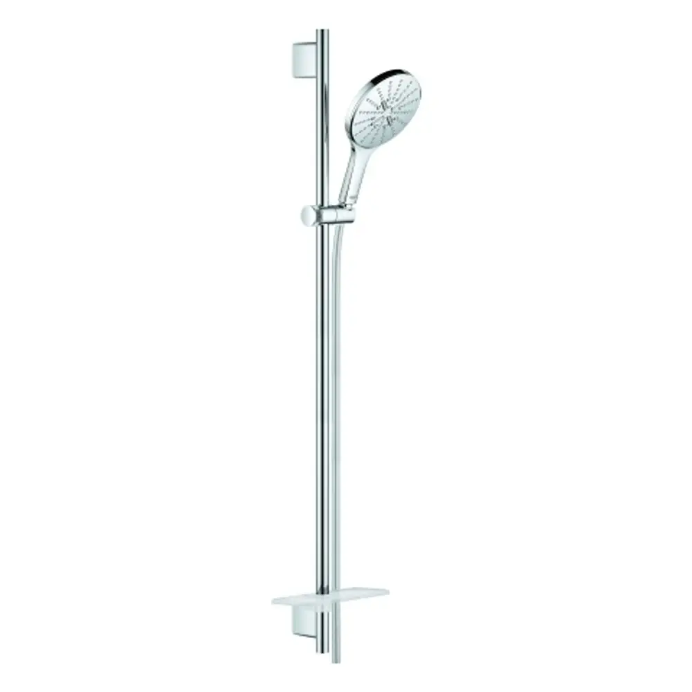 Grohe Brausestangenset in chrom mit Handbrause, an verstellbarem Halter montiert. Unterhalb befindet sich eine Ablagefläche für Duschutensilien.