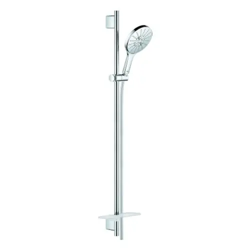 Grohe Brausestangenset in chrom mit Handbrause, an verstellbarem Halter montiert. Unterhalb befindet sich eine Ablagefläche für Duschutensilien.