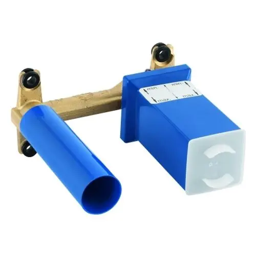 Blaues Badinstallationsset mit einem rechteckigen Element und einem zylindrischen Rohr, montiert auf einer Metallbasis, geeignet für Unterputzinstallationen.